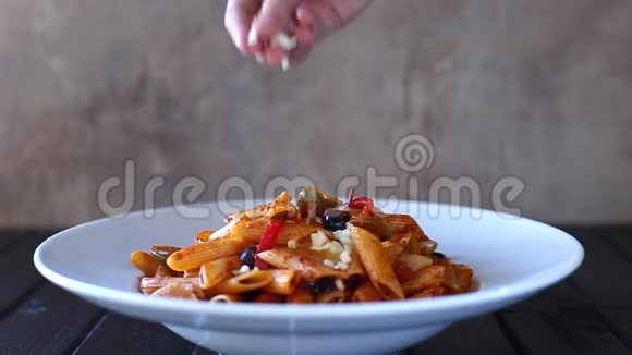 厨师准备了美味的意大利面视频的预览图