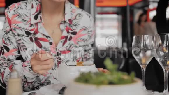 未被认出的女游客在巴黎餐馆吃饭特写镜头慢镜头视频的预览图