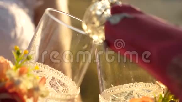 带有气泡的香槟倒入玻璃杯中起泡葡萄酒白色有度数的庆祝饮料特写镜头视频的预览图