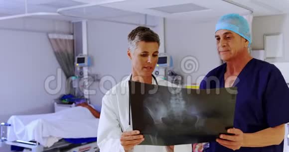 医生和护士讨论X光报告4k视频的预览图