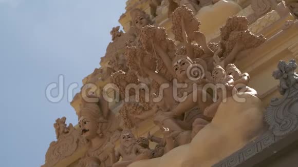 神庙墙上的神灵雕塑视频的预览图