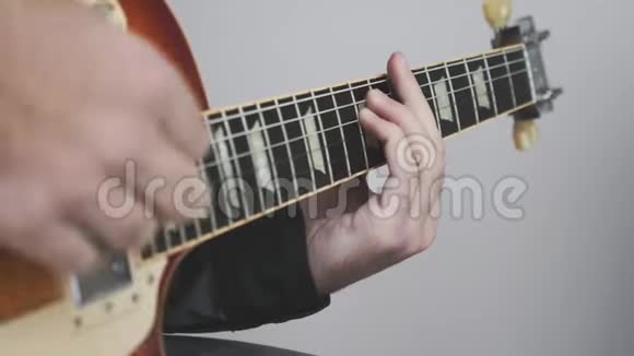 人手弹电吉他或声吉他用吉他演奏摇滚和布鲁斯和弦手手指放在吉他上视频的预览图