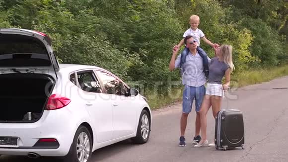 为旅途和暑假做准备的幸福家庭的画像视频的预览图