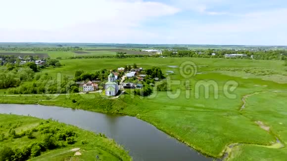 俄罗斯村庄乡村风景如画弗拉基米尔地区视频的预览图