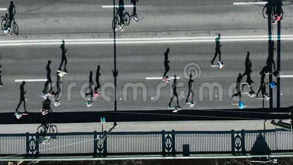 运动员们沿着灰色道路跑马拉松没有交通视频的预览图