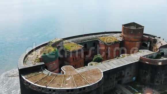防御堡垒与古老的建筑在无尽的海水中视频的预览图