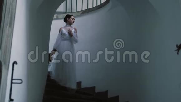 新郎新娘在白色楼梯上视频的预览图