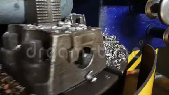 在车床上转动金属零件在机器上转动金属刨花视频的预览图