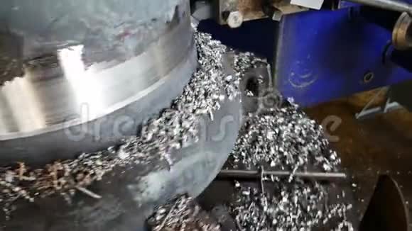 用工具刀在车床上转动金属圆柱形零件制造业视频的预览图