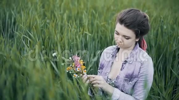 做花环的女孩女孩选花女孩把花绑起来视频的预览图