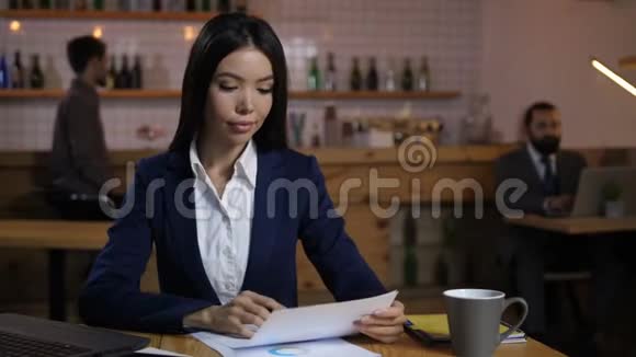 自信的混合种族女商人在咖啡休息视频的预览图