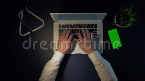 男性商人每天完成工作坐在桌旁时关掉笔记本电脑视频的预览图
