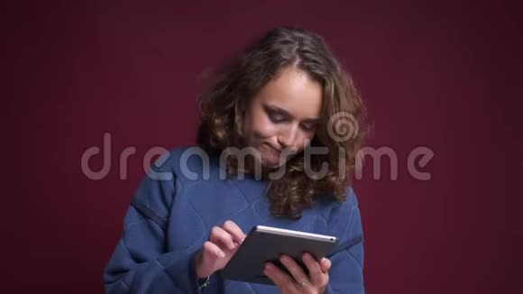 年轻白种人女性在平板电脑上有问题并打开触摸板上的好音乐的特写肖像视频的预览图