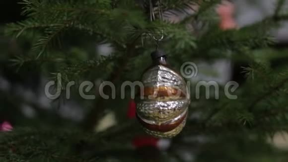 圣诞树上装饰着玩具和闪亮的灯视频的预览图