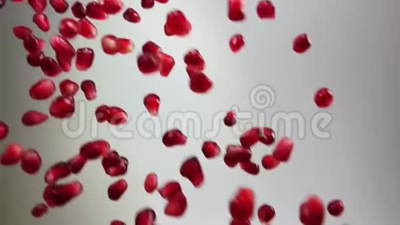 石榴粒落在白色背景上视频的预览图