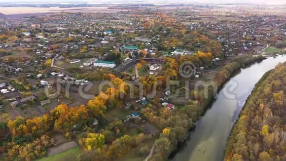 秋季乌克兰切尔尼希夫州巴图林堡的空中全景移动相机前进主题视频的预览图