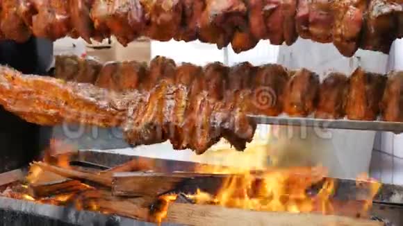 烧烤架上的猪肉特写镜头视频的预览图