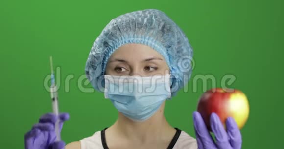 女科学家选择带有药物或苹果的注射器视频的预览图