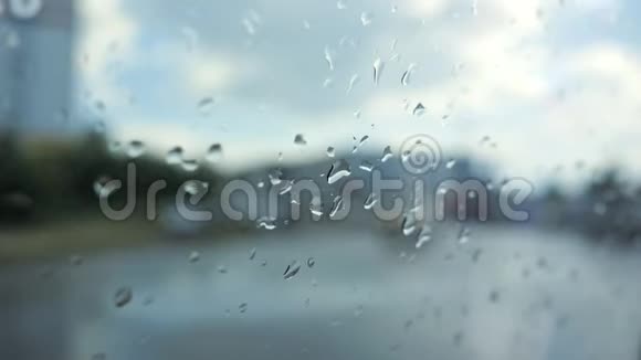 关闭车窗上的雨滴通过车窗观看道路视频的预览图