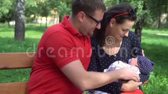 可爱的年轻白人父母温柔地抱着他们美丽的新生儿男孩视频的预览图