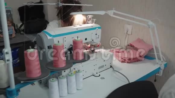 两名女裁缝在电动机器上缝制衣服的录像视频的预览图