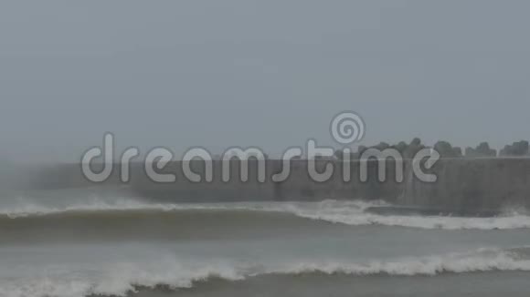 风暴海波冲击海港海堤视频的预览图
