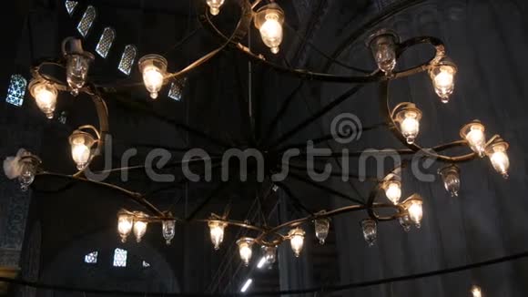 土耳其伊斯坦布尔世界著名的蓝色清真寺天花板吊灯内的室内老式灯具视频的预览图