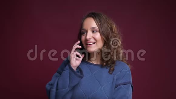 特写照片年轻迷人的高加索女性在电话中交谈变得心烦意乱和困惑视频的预览图