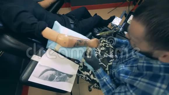 在残疾人的假肢上纹身的人视频的预览图