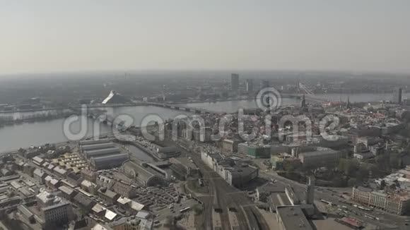杜加瓦河上的大桥和汽车在欧洲城市交通Drone射击视频的预览图