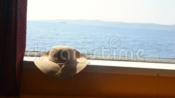 渡船舱窗上草帽暑期旅游概念假日视频的预览图