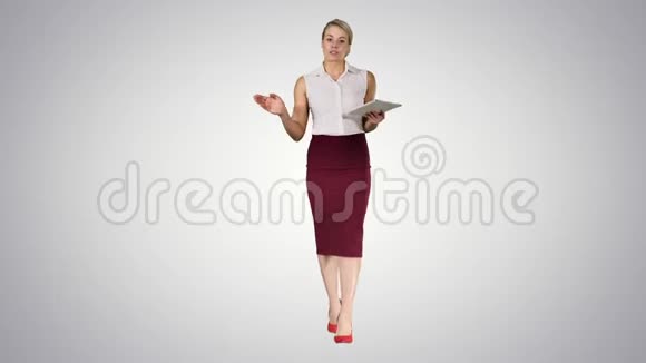 商务女性带着平板电脑在渐变背景下与相机交谈视频的预览图