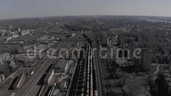 4K无人机飞越铁路在欧洲城市的火车轨道上飞行视频的预览图