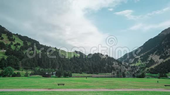 在西班牙的瓦尔德努里亚比利牛斯山脉欣赏高山山谷的人们的时间推移视频的预览图