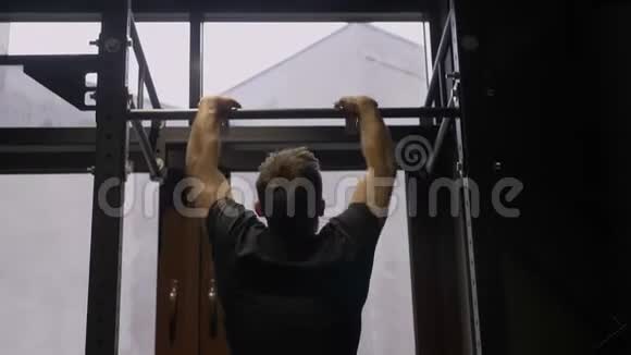 健身室里一个肌肉发达的成年运动员在酒吧里举着自己的特写镜头视频的预览图