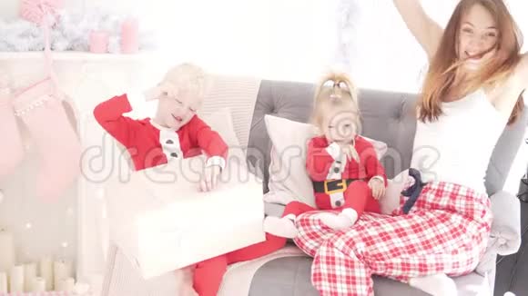 妈妈和孩子们正在享受圣诞节视频的预览图