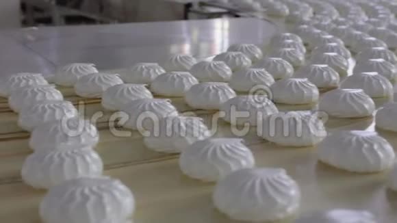 很多白色的新鲜的棉花糖在一张轻木桌上侧面看糖果棉花糖生产视频的预览图