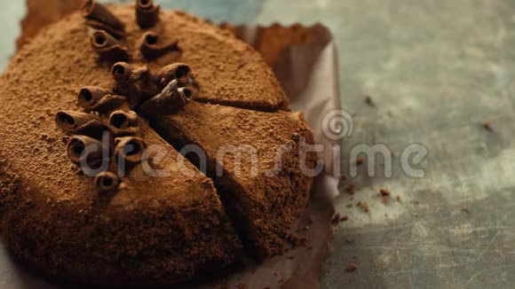 慢慢地用刀子把一块巧克力蛋糕合上视频的预览图