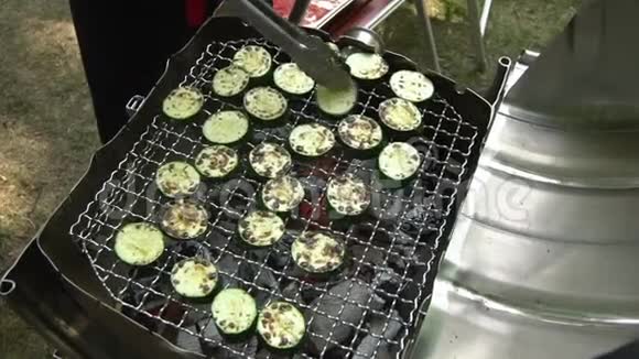 在烤架上煮西葫芦蔬菜纯素食品慢动作手持式视频的预览图