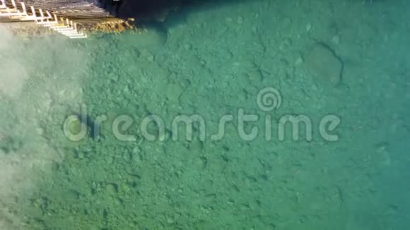 4K视频的海洋熔岩池在塞克斯马德拉岛葡萄牙一个长长的铁梯通向游泳池很明显视频的预览图