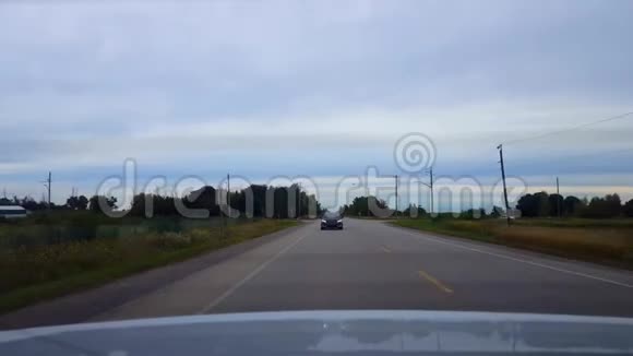 后景从汽车驾驶农村道路的背面与后交通下覆盖日车景点POV背后视频的预览图