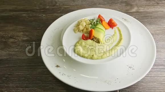 装饰精美的盘子里有米饭和蔬菜视频的预览图
