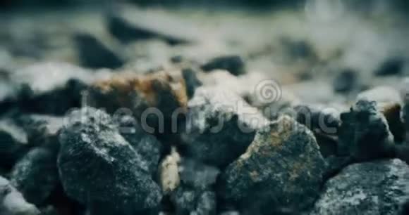碎石覆盖地面在红照相机上拍摄宏图视频的预览图