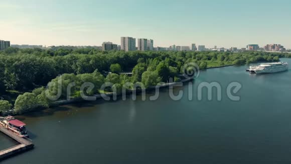 从上方俯瞰城市公园全景飞越城市顶部的河流公园视频的预览图
