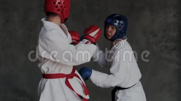 跆拳道课上的拳击或单打学生们踢成格斗的姿势强力攻防战术视频的预览图