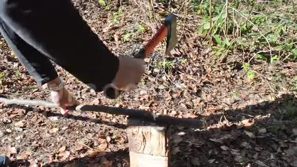 人用斧头砍木棍视频的预览图