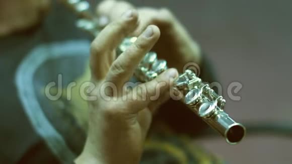 晚上一个人在家吹笛子古典音乐概念慢动作视频的预览图