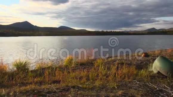 卡罗琳秋天日落希尼克湖岸边的一艘船视频的预览图