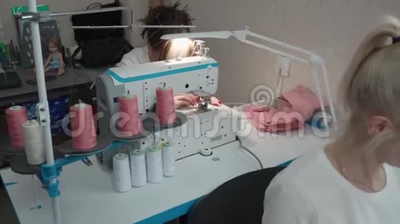 两名妇女在电动机器上缝纫录像视频的预览图