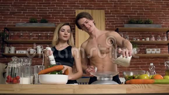 有魅力的运动情侣做饭午餐在厨房视频的预览图